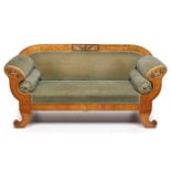 Biedermeier-Sofa um 1825-30.Geflammte Birke furn. Geschweiftes Gestell m. ebonis. Fadeneinlagen.