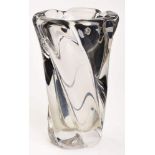 Vase, Daum Nancy Anf. 20. Jh.Farbloses Glas, in die Form geblasen. Gedrehte Form, wellige Lippe m. 5