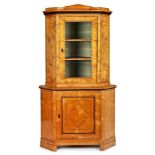 Biedermeier-Eckschrank m. Vitrinenaufsatzsüddt. um 1820-25. Geflammte Birke furn. m. ebonis.