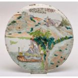 Runde Bildplatte, China um 1900Porzellan m. Schmelzfarbendekor. Landschaft m. Figurenszene, oben