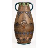 Gr. Jugendstil-Henkelvase, Amphora,Österreich um 1900. Keramik, hellbraun matt lasiert. Amphora