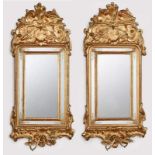 Paar Spiegel, Rokoko-Stil, 19. Jh.Rahmen Holz m. Flachreliefschnitzerei u. Gold gefasst m. Ranken u.