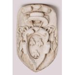 Wappenschild d. KardinalnepotenFrancesco Barberini, Italien Mitte 17. Jh. Weißer Marmor, relief.