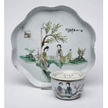 Tablett und Deckeldose, China um 1900.Porzellan m. Schmelzfarbendekor. Figürl. Szene u.