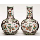 Paar Enghalsvasen, Famille-Verte-Stil,China um 1900. Porzellan m. Schmelzfarbendekor. Stark ge-