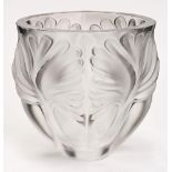 Ovale Vase, Lalique Frankreich, 20. Jh.Farbloses Glas in die Form geblasen. Blattdekor, 4 gr.