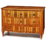 Biedermeier-Kommode, süddt. um 1815.Kirschbaum furn. m. ebonis. Fadeneinlage. Leicht gebauchte, 3-