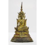 Sitzender Buddha, Thailand wohl 19. Jh.Bronze, vergoldet. Im Lotussitz auf dreifach gestuftem