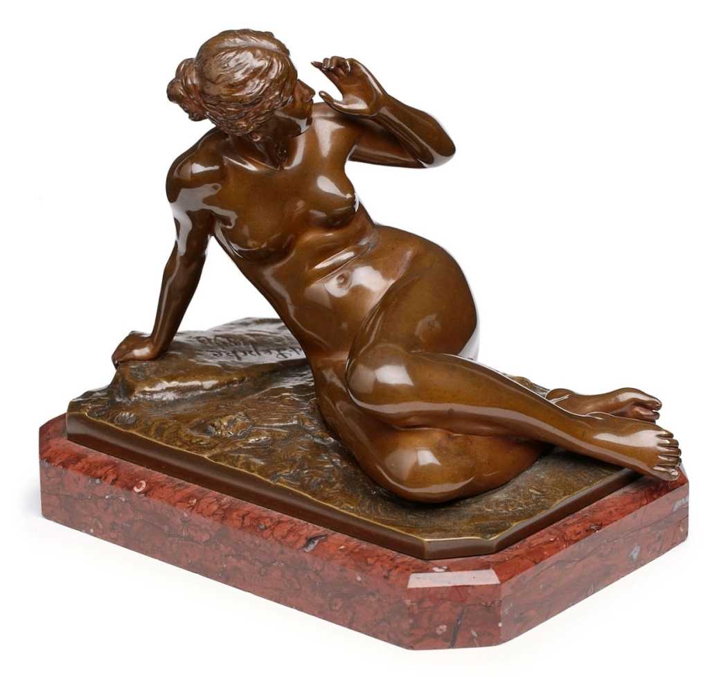 "Sitzender Frauenakt",Ferdinand Lepcke, 1890. Bronze hellbraun patiniert. Sich auf den re. Arm