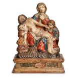 Pietà, wohl 18. Jh.Holz geschnitzt, farbig gefasst. Maria m. dem Leichnam Christi auf dem Schoß,