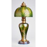Tischlampe, Louis C. Tiffany, New York Anfang 20. Jh.Halbrd. Schirm aus opakem Glas, grün über-