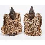 Paar Ibechji-Figuren, Nigeria 20. Jh.Zwillingsfiguren. Jew. geschnitzter Holzkorpus m. Tauri-