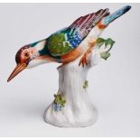 "Eisvogel", Meissen 1992.Auf Baumstumpf sitzender, sich nach unten beugender Vogel. Naturalist.