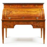 Louis-XVI-Zylinderbureau,Frankreich Ende 18. Jh. Nussbaum massiv, Wurzelnussbaum furn. Zweiteilig.