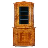 Biedermeier-Eckschrank mitVitrinenaufsatz, Berlin um 1820. Geflammte Birke furn. Front 2-türig,