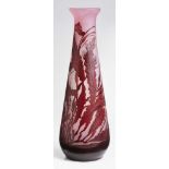 Große Vase, Gallé um 1905.Farbloses Glas, rosé u. violett überfangen. Keulenförm. Korpus mit