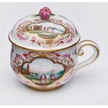 Deckeltasse, Meissen Pfeifferzeit (1924-34).Goldstaffiert. Wandung u. Deckel m. 4-passig. Reserven