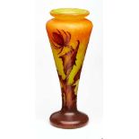 Kleine Vase, Daum Nancy um 1900.Farbloses Glas m. orange-gelber Pulverein- schmelzung. Schlanke,