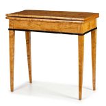 Biedermeier-Spieltisch, süddt. um 1820.Birke massiv, Birkenmaser furn., ebonis. Zier- kante.