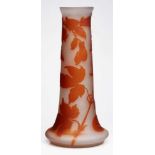 Große Vase, sign. Gallé, Anfang 20. Jh.Farbloses Glas, außen orange überfangen. Sich nach unten