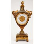 Vasenuhr, Empire-Stil, Paris um 1830.Galvanisch vergoldet u. versilbert. Vasenförm. Korpus m. seitl.
