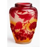 Vase, Gallé* 1904-14.Farbloses Glas m. gelber Pulvereinschmelzung, rot überfangen. Querovaler Korpus