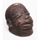 Makonde Stülpmaske "Männerkopf",Mosambik um 1960. Holz geschnitzt, braun bemalt. Def. H 23 cm