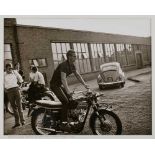 s/w PhotographieTony Grylla geb. 1941 "Steve Mac Queen mit einer Triumph Croydon 1964" verso sign.