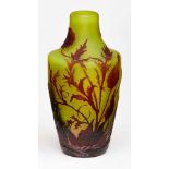 Kleine Vase, Gallé um 1910.Farbloses Glas, innen gelb-hellgrün, aussen braun überfangen. Leicht kon.