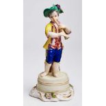 Figur "Gärtner mit Flöte auf Fass stehend",Meissen 18. Jh. Auf gr. Fass stehender Junge m. Flöte,