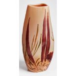 Vase, Légras, Anfang 20. Jh.Opakes rötlich beiges Glas. 3-eckige Wandung, zum unteren Teil hin