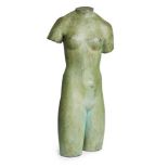 Weibl. Frauenkniestück, 20. Jh.Bronze gegossen, hellgrün patiniert. Körper einer Frau, die Arme kurz