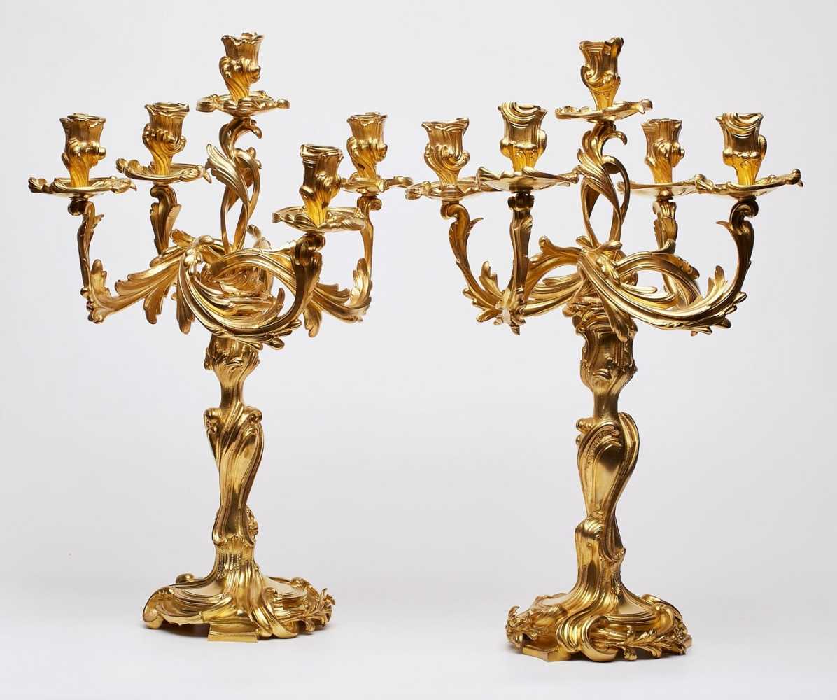 Paar 5-flamm. Girandolen, Louis-XV-Stil,Frankreich um 1860. Bronze gegossen vergoldet. Gedrehter