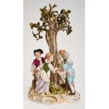 Gruppe "Kinderreigen", Meissen 19. Jh.Modell J. J. Kaendler 1760. Goldstaffiert. 4 Kinder sich an