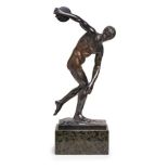"Diskuswerfer", Miron Felling, um 1900.Bronze dunkel patiniert. In einer ausholenden Bewegung