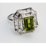 Tansanit-Ring18 kt. WG besetzt mit Diamant-Baguetten v. zus. 1,60 ct., mittig 1 grüner Tansanit,