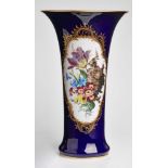 Gr. Kelchvase, Meissen 1. Hälfte 20. Jh.Kobaltblauer Fond, schauseitig gr. Blumen- reserve,