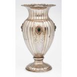Große Vase, Italien 20. Jh.800er Silber. Amphorenförm. Korpus auf Rd.fuß, weiter Kelch m. relief.