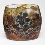 Vase, Daum Nancy um 1900.Farbloses Glas m. brauner Pulvereinschmelzung, überfangen in Weiß u.