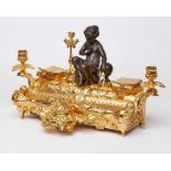 Gr. Schreibgarnitur, Louis-XVI-Stil,Frankreich 19. Jh. Bronze vergoldet. Sitzendes Mädchen aus