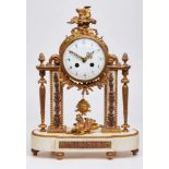 Louis-XVI-Pendule, Frankreich Ende 18. Jh.Gold mattiert u. berieben. Weißer Marmor m.