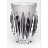 Vase, Lalique 20. Jh.Farbloses Kristallglas, matt u. poliert. Kon. Wandung m. plast. hervortretenden