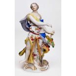 Allegorische Figur "Herbst", Meissen 19. Jh.Goldstaffiert. Stehende weibl. Figur, zu ihrer Linken