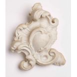 Wandschmuck Kl. Rocaillen-Element, Louis XV, Frankreich um 1750. Carrara-Marmor. Fein relief.