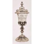 Deckelpokal, im gotischen Stil, deutsch dat. 1854. Silber 12-löt., innen vergoldet. Sich nach oben