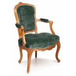 Louis-XV-Fauteuil, Frankreich um 1750. Nussbaum massiv. Geschweiftes profil. Gestell m.