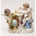 "Die Astronomie", Meissen Punktzeit (1763-80). Putto an einem Tisch, Tafel m. Sternbild be-