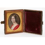 Miniatur im Etui Dame in rotem Mantel, 19. Jh. Gouache auf Elfenbein. Hoch-ov. Portrait einer jungen