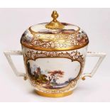 Deckeltasse, Meissen um 1730. Konische Wandung m. beidseitigen eckigen Henkeln, gewölbter Deckel