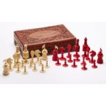 Schachspiel in Kasten, England um 1900. Elfenbein, vollrd. geschnitzt, teilw. rot gefärbt. 32